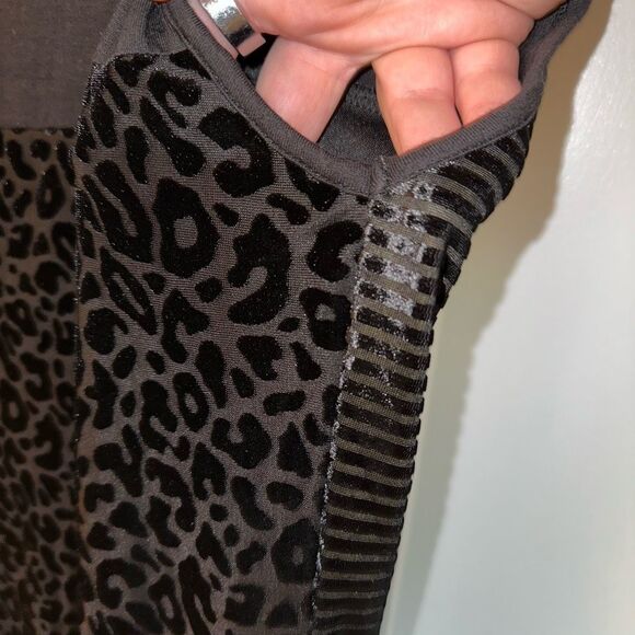 Calvin Klein Women’s Black Velvet Pattern Tee Large NWOT - Picture 4 of 12